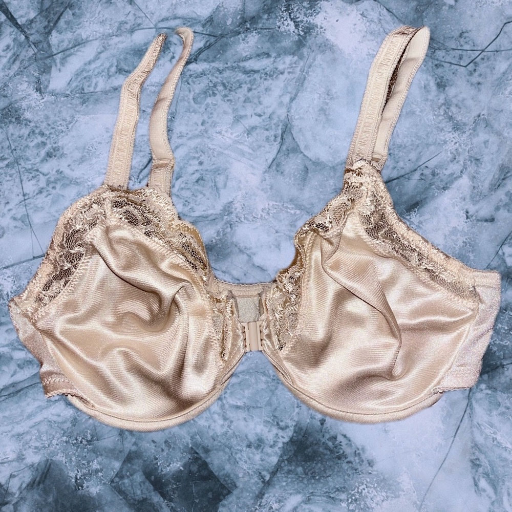 Vintage Victoria’s Secret front clasp cream silk and lace bra 36 C lightly worn